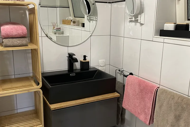 Washbasin with mirror